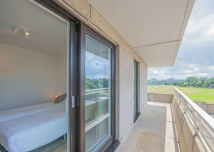 Between Waves * Ostende